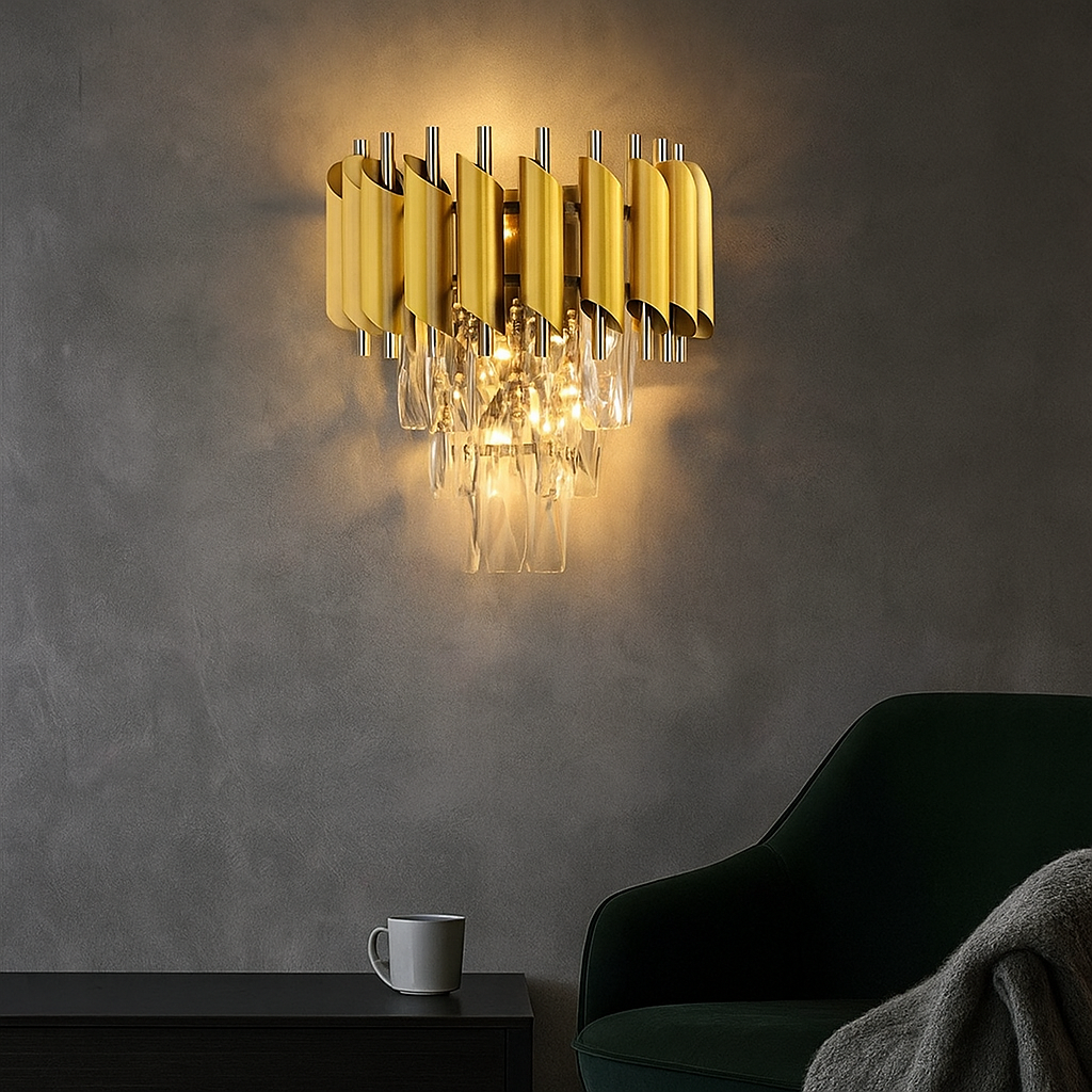 Aplica de perete aurie cu cristale transparente si design glam modern, iluminare ambientala eleganta pentru living sofisticat