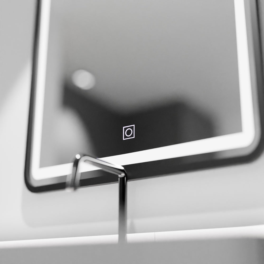 Oglinda LED 60x80 cm cu lumina rece, control tactil si dimmer, design rectangular modern pentru baie.
