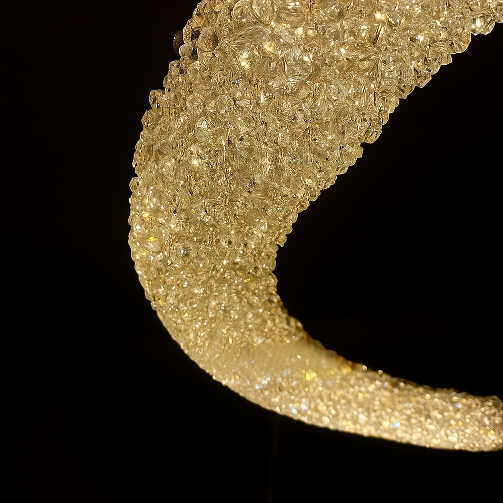 Candelabru LED rotund auriu Ø500 mm cu cristale si telecomanda, iluminare calda decorativa in dormitor elegant.