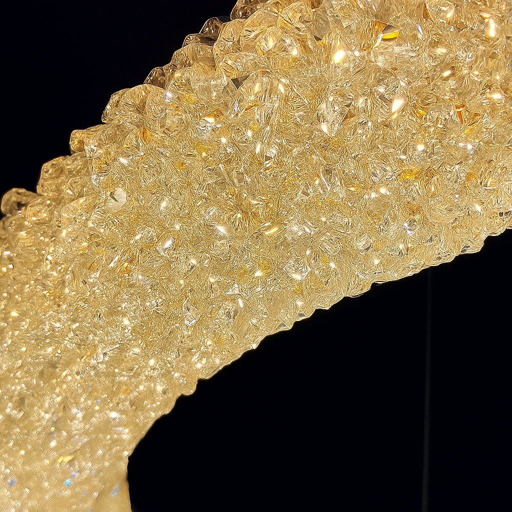 Candelabru LED rotund auriu Ø500 mm cu cristale si telecomanda, iluminare calda decorativa in dormitor elegant.