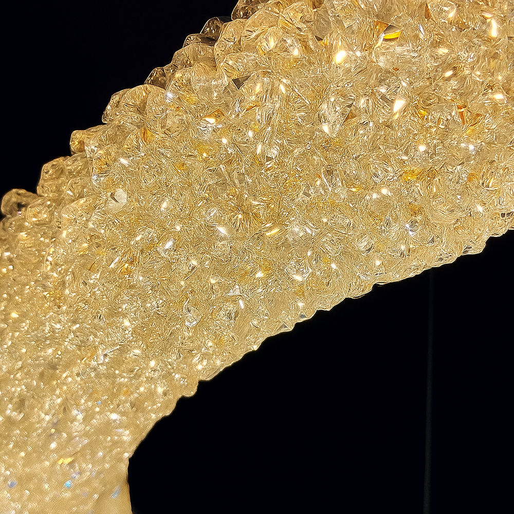 Candelabru LED rotund auriu Ø500 mm cu cristale si telecomanda, iluminare calda decorativa in dormitor elegant.