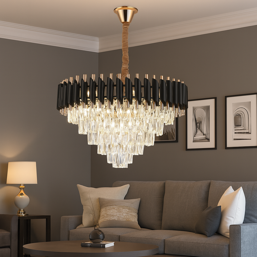 Candelabru rotund negru-auriu cu cristale, devenind punctul central elegant al unui living modern și luminos.