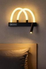 Aplica LED LUBAN Versa 26W, design modular compact negru mat, montata in dormitor modern pentru lumina adaptiva 3000–6500K