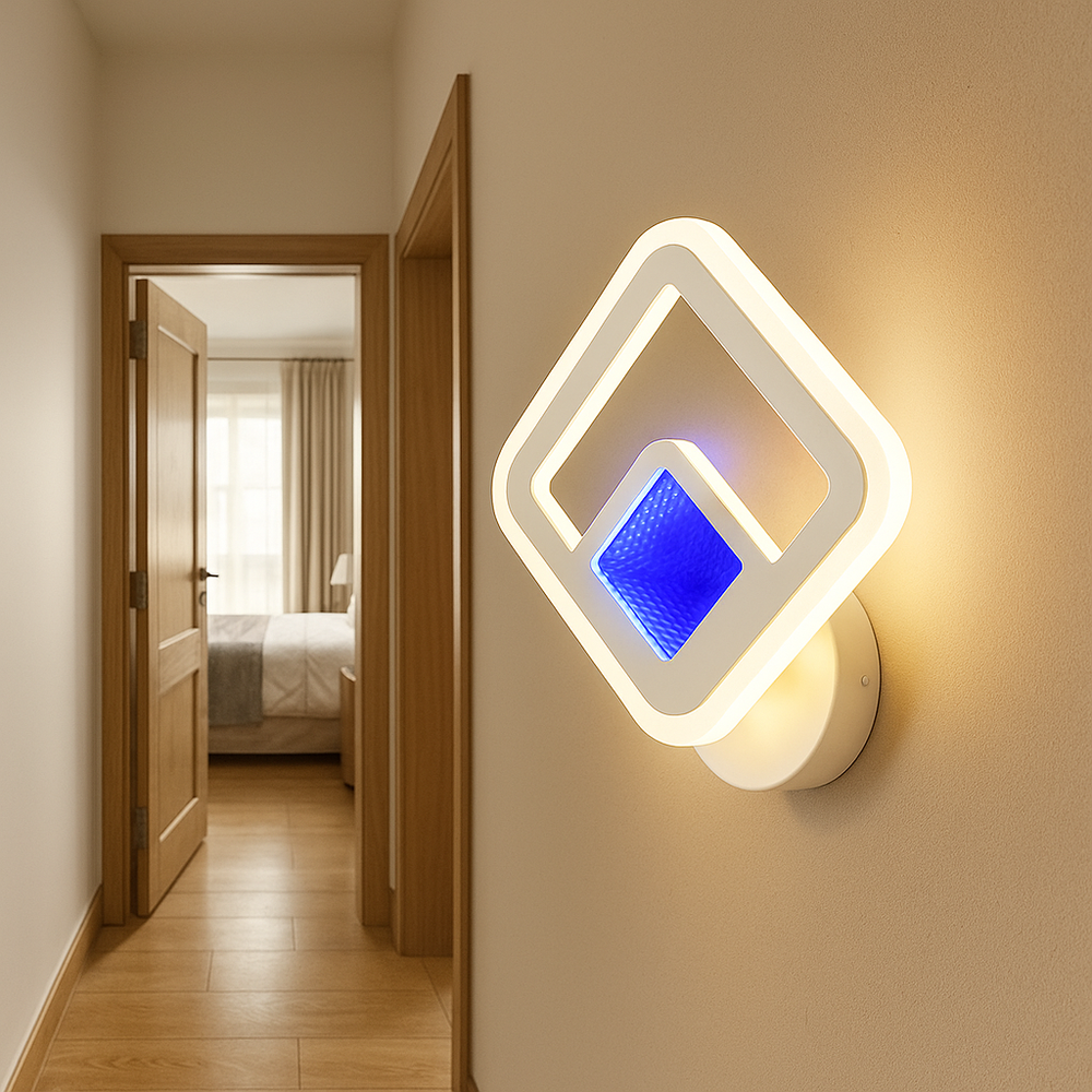 Aplica LED Slim 55mm, profil ultra-subtire, instalata pe un hol ingust pentru lumina uniforma si moderna