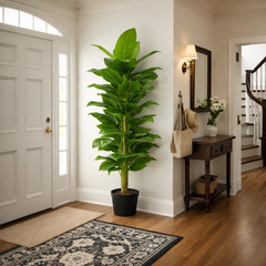 Planta artificiala inalta 180cm cu frunze verzi mari, amplasata in hol de intrare modern, decor elegant si luminos