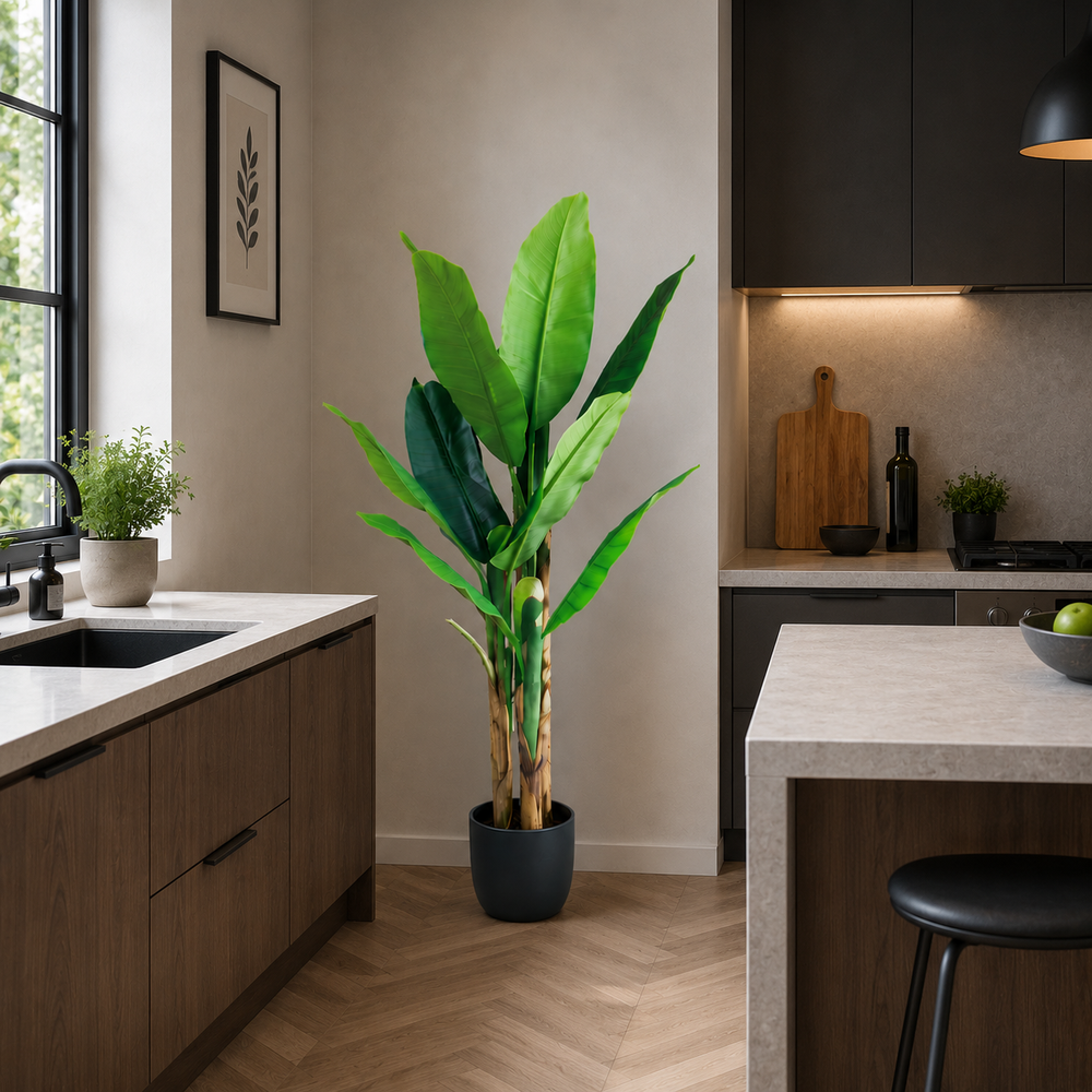 Plantă artificială Bananier verde, 140 cm, cu trei tulpini și frunziș tropical bogat, decorativă pentru living, birou, restaurant, hotel și spații comerciale.