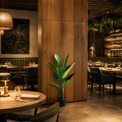 Plantă artificială Strelitzia Nicolai verde, 150 cm, cu frunze tropicale mari și aspect realist, în ghiveci negru, ideală pentru living, birou, hotel, restaurant, recepție și spații comerciale.