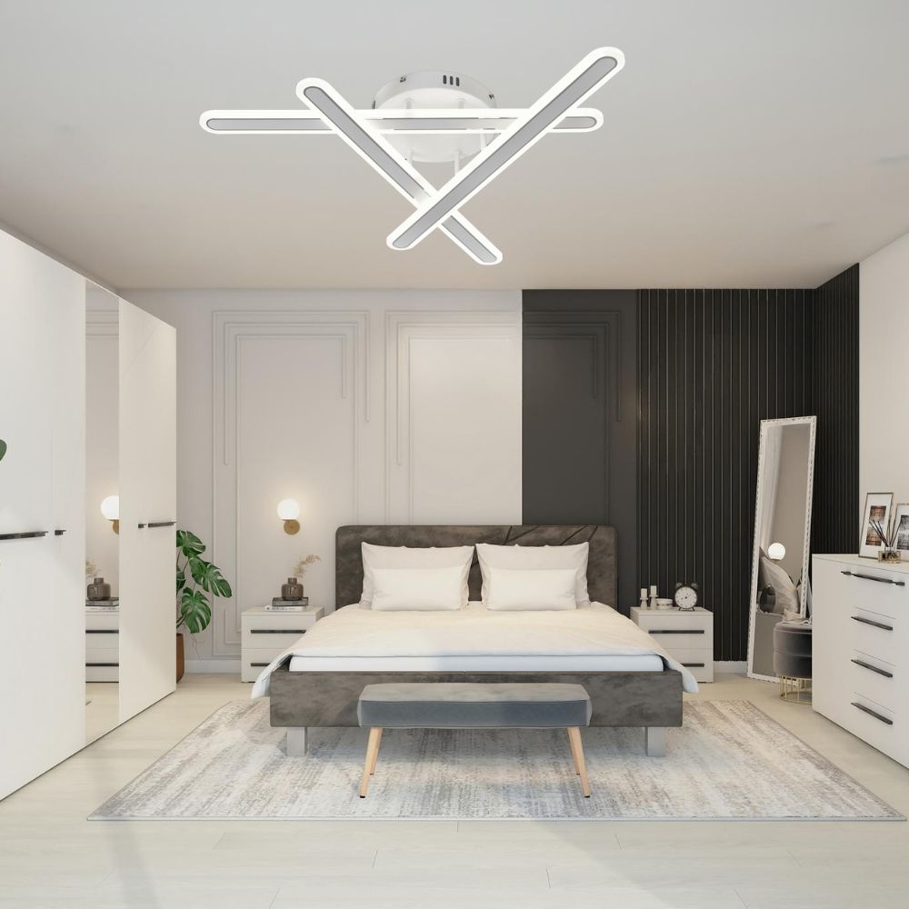 Lustra LED ondulata alba L73030/3WH+CR iluminand un living modern, cu accente cromate si telecomanda, lumină reglabila 3000–6500K.