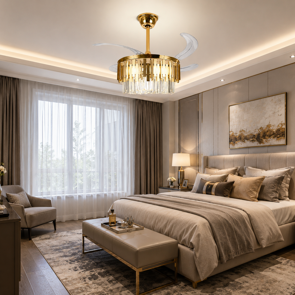 Candelabru cu ventilator F3211-500GD instalat într-un dormitor elegant, finisaj auriu, cristale premium, LED integrat și telecomandă.