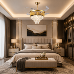 Candelabru cu ventilator F9001-500GD instalat într-un dormitor elegant, finisaj auriu, cristale decorative, LED integrat și telecomandă.