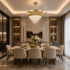 Candelabru cu ventilator de tavan F9001-500GD suspendat deasupra mesei din dining, design luxos cu cristale premium, pale retractabile și iluminare LED.