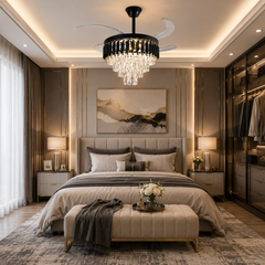 Candelabru cu ventilator F9001-500BK+GD instalat într-un dormitor elegant, finisaj negru și auriu, cristale decorative, LED reglabil și telecomandă.