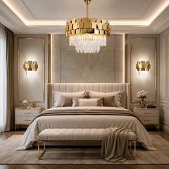 Aplică de Perete cu Cristal 5580-2W GD cu finisaj auriu și cristale transparente instalată lângă pat într-un dormitor elegant, iluminare decorativă și rafinată.