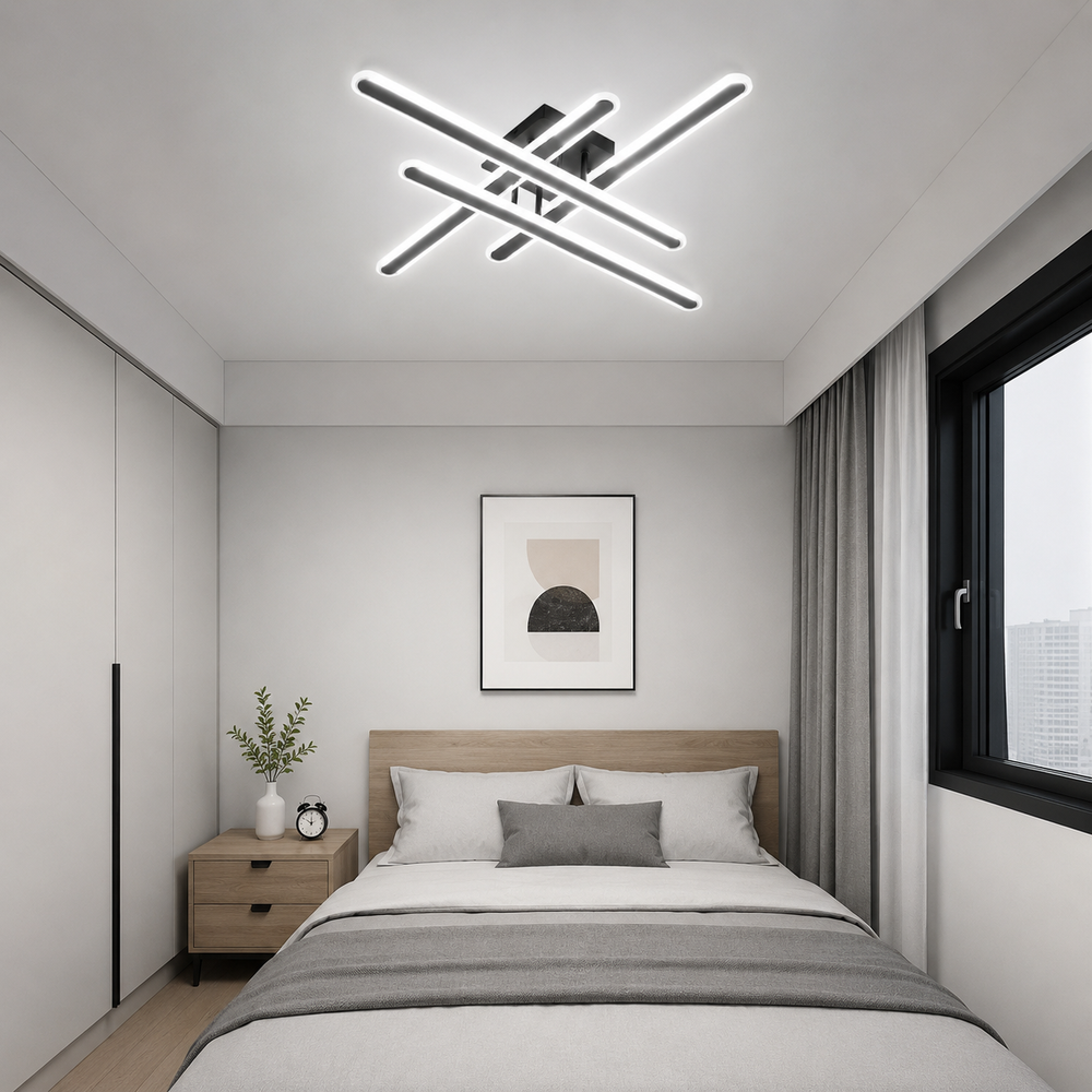Lustra LED Modernă 73030/4BK neagră cu design geometric și patru bare LED montată într-un dormitor modern, iluminare reglabilă cu telecomandă.