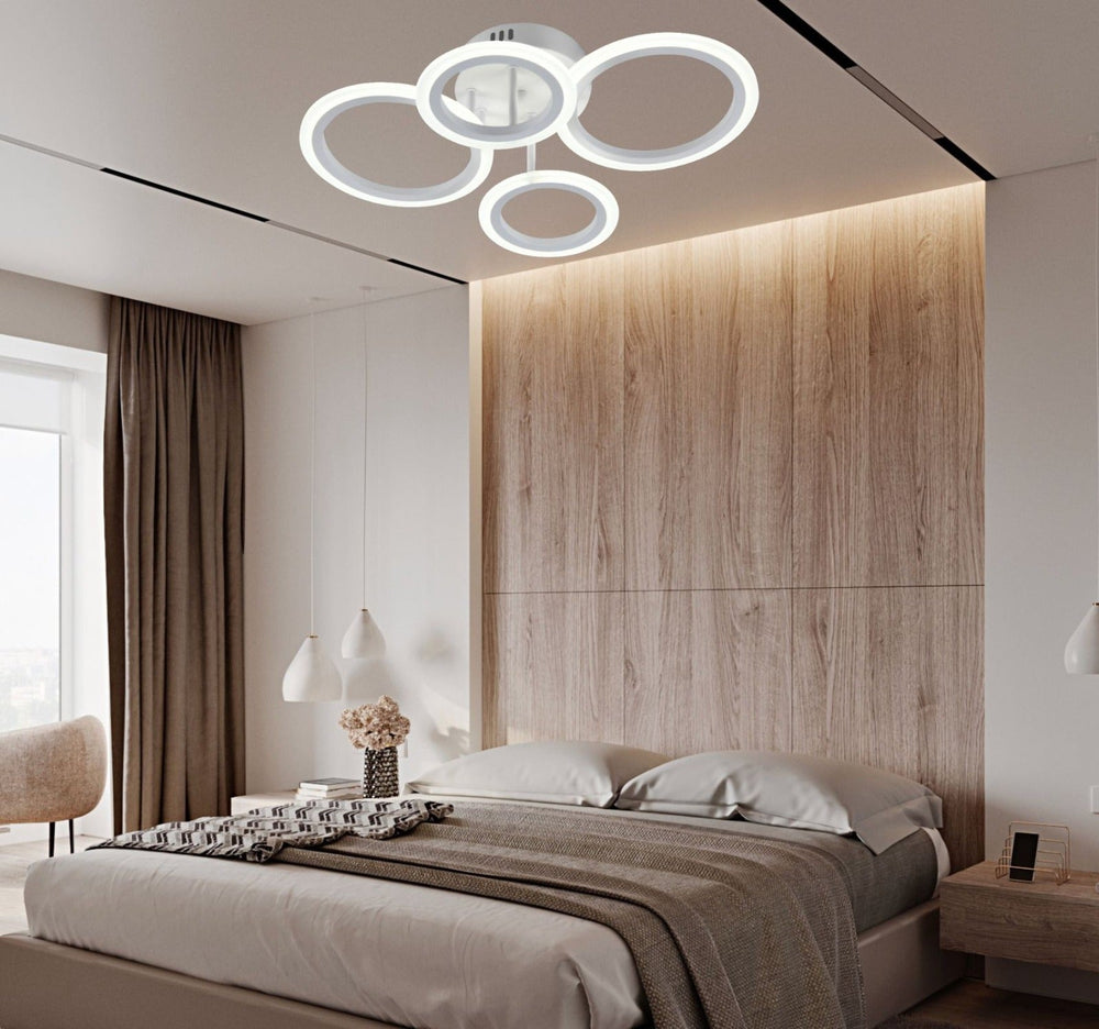 Lustra LED alba patru cercuri 60W cu telecomanda, montata in dormitor modern, lumina ajustabila 3000-6500K pentru ambient relaxant