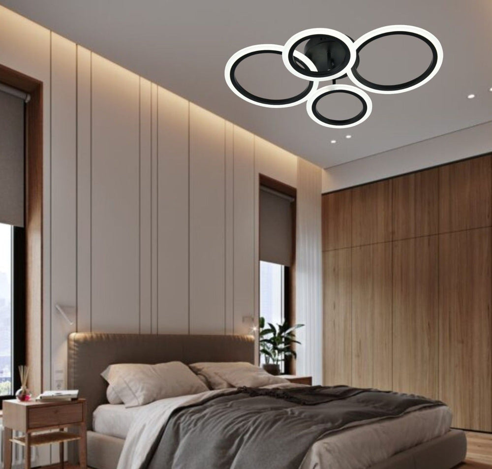 Lustra LED neagra patru cercuri 60W cu telecomanda, montata in dormitor modern, lumina ajustabila 3000-6500K pentru ambient confortabil