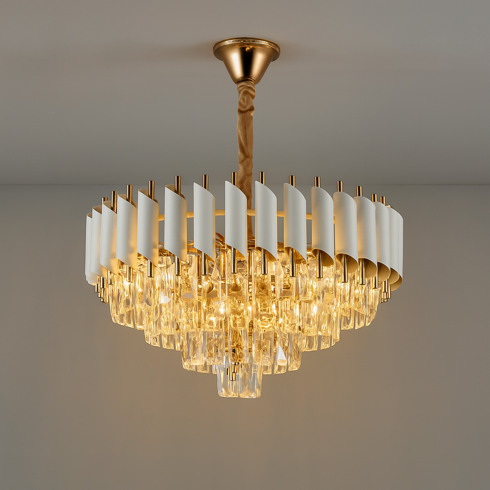 Candelabru rotund alb-auriu Ø400 mm cu cristale, iluminand un living modern si oferind lumina calda si un accent vizual luxos.