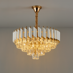 Candelabru rotund alb-auriu Ø400 mm cu cristale, iluminand un living modern si oferind lumina calda si un accent vizual luxos.