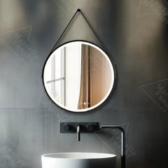 Oglinda LED rotunda 50x50 cm cu rama neagra, curea decorativa, dezaburire, ceas digital si afisaj temperatura pentru baie moderna.
