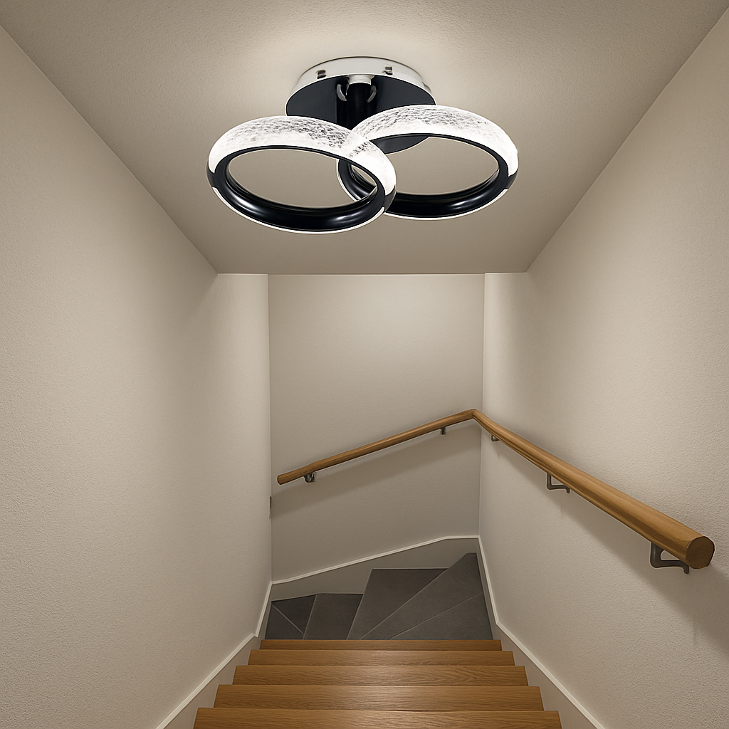 Lustra LED P011-2 cu design compact cu doua cercuri suprapuse, lumina reglabila si telecomanda, instalata pe casa scarii moderne.
