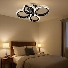 Lustra LED P011-2+2 cu patru cercuri suprapuse si lumina ajustabila, controlata prin telecomanda, montata intr-un dormitor modern elegant.
