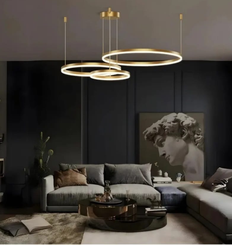 Lustra LED aurie 3 cercuri suspendata cu telecomanda, iluminare moderna pentru living cu tavan inalt
