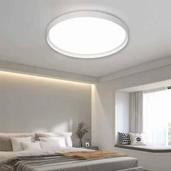 Living cu lustra LED rotundă, lumină neutră, iluminare uniformă și design modern pentru spații interioare