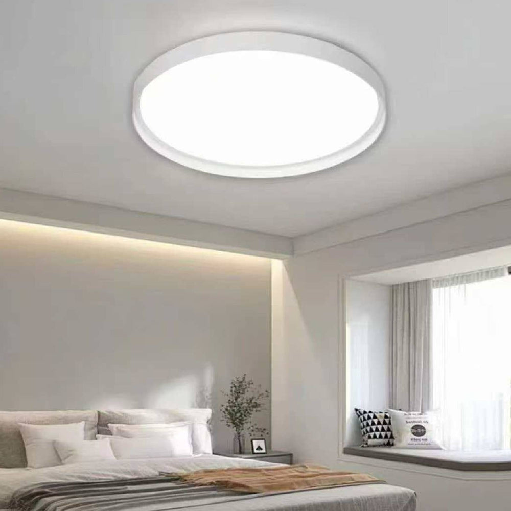 Living cu lustra LED rotundă, lumină neutră, iluminare uniformă și design modern pentru spații interioare