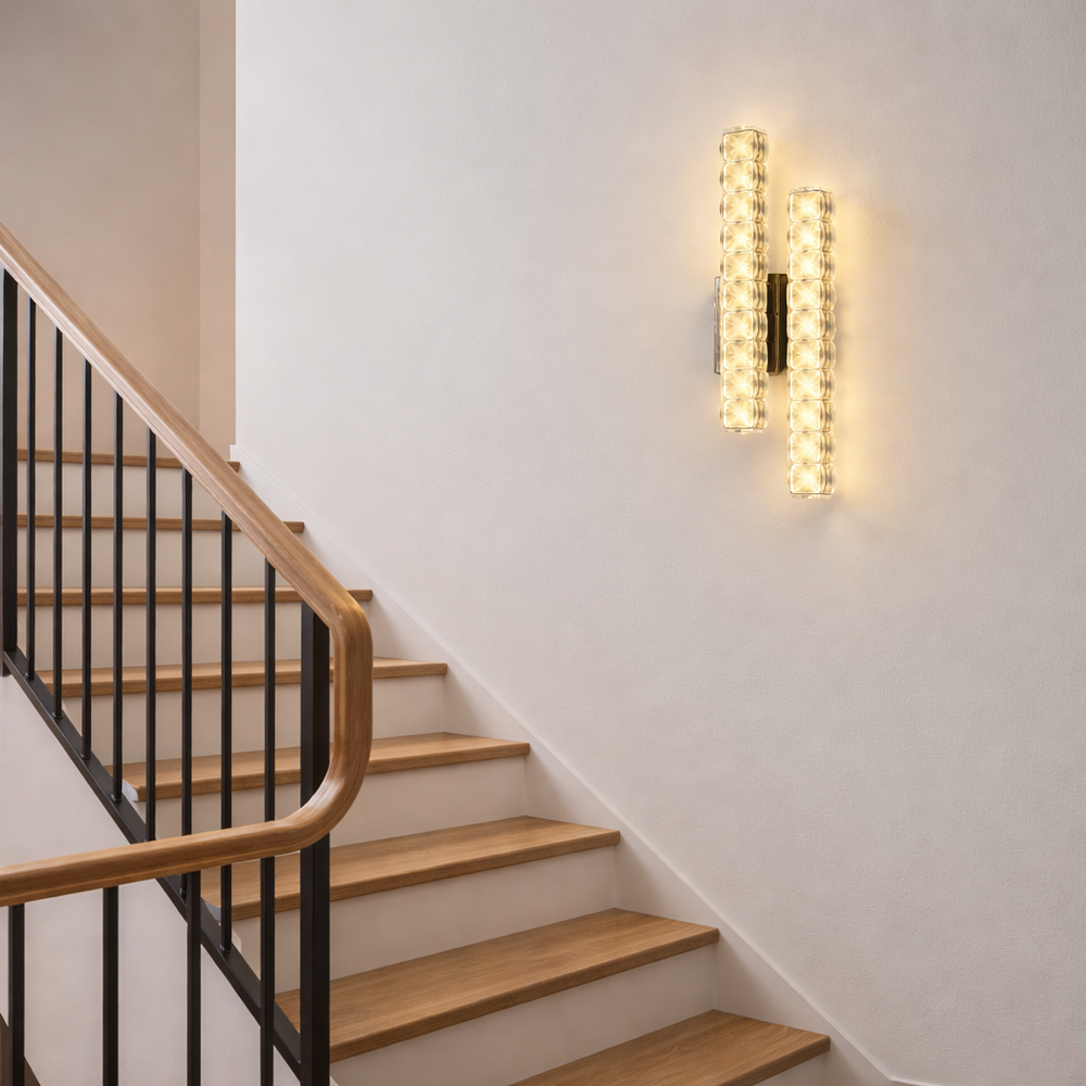 Aplica LED LUBAN Crystal Vision cu design vertical transparent, iluminare sigura si reglabila pentru casa scarilor