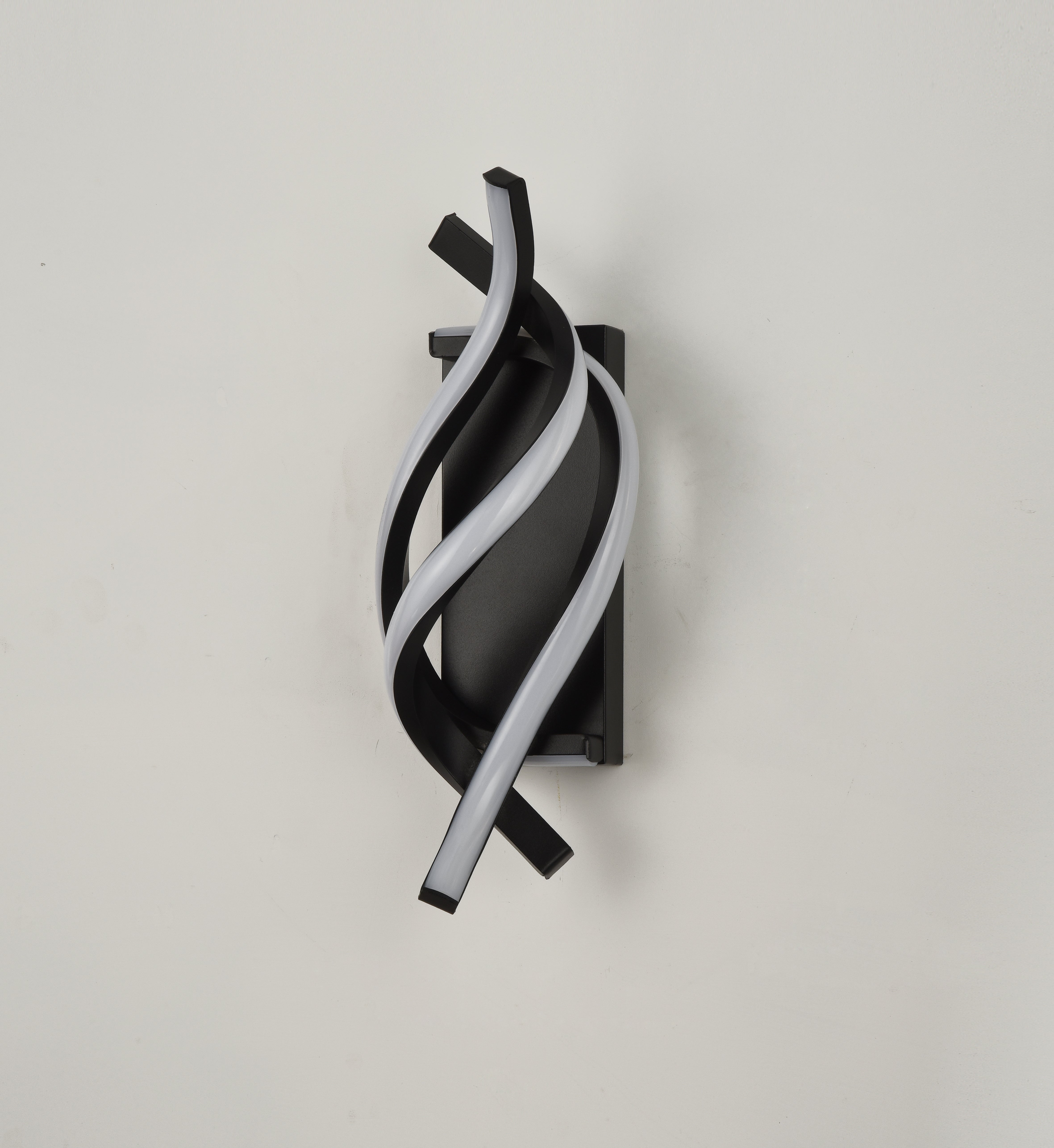 Aplica LED LUBAN Twist Negru 38W, design twist sculptural, montata in dormitor modern pentru lumina ambientala eleganta