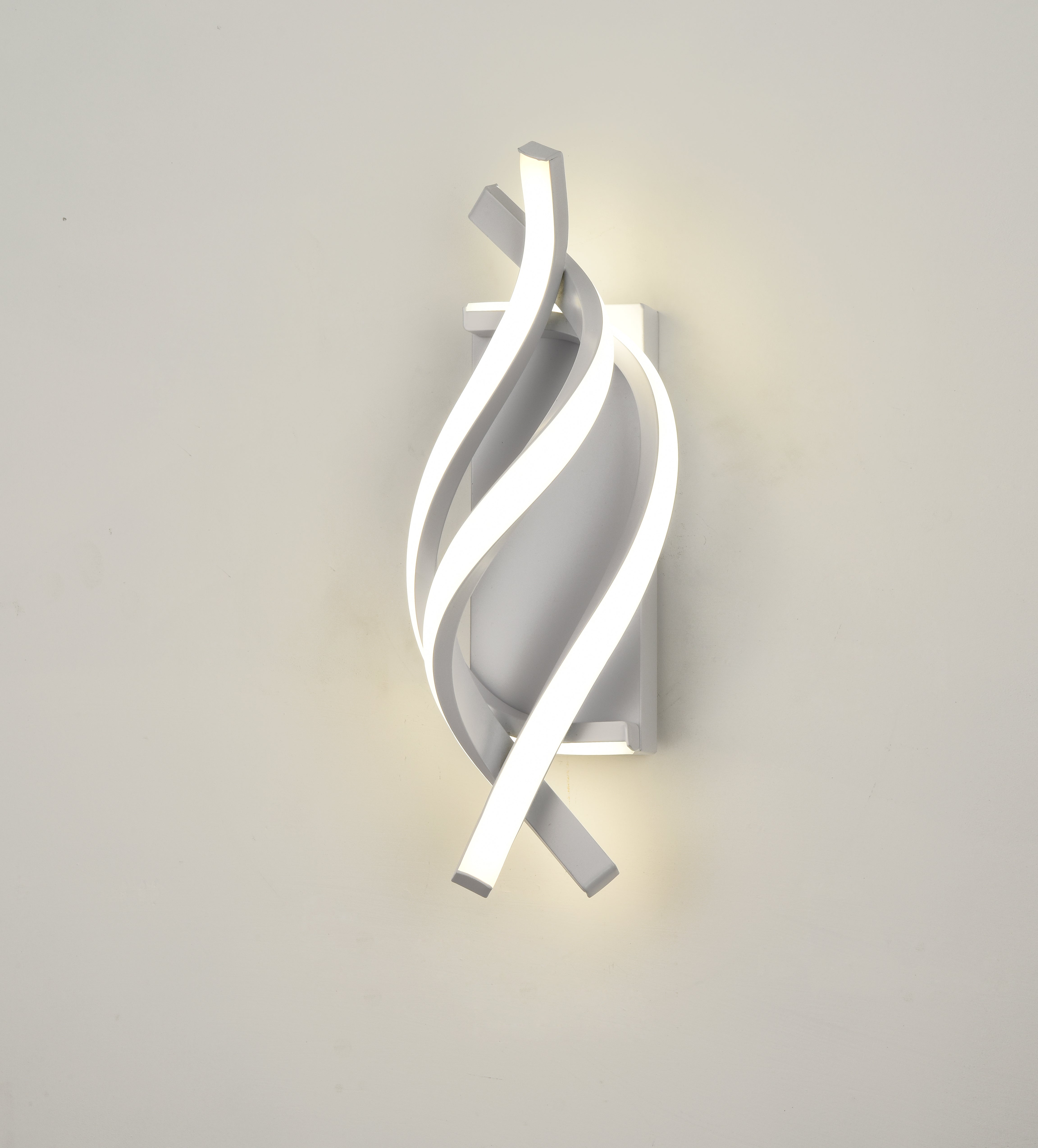 Aplica LED Twist Alb 38W, forme curbe sculpturale, iluminand uniform un living contemporan cu accente moderne