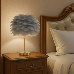 Veioza 8736 alba cu abajur floare din pene sintetice si baza metalica, perfecta pentru dormitor modern, oferind lumina calda relaxanta.