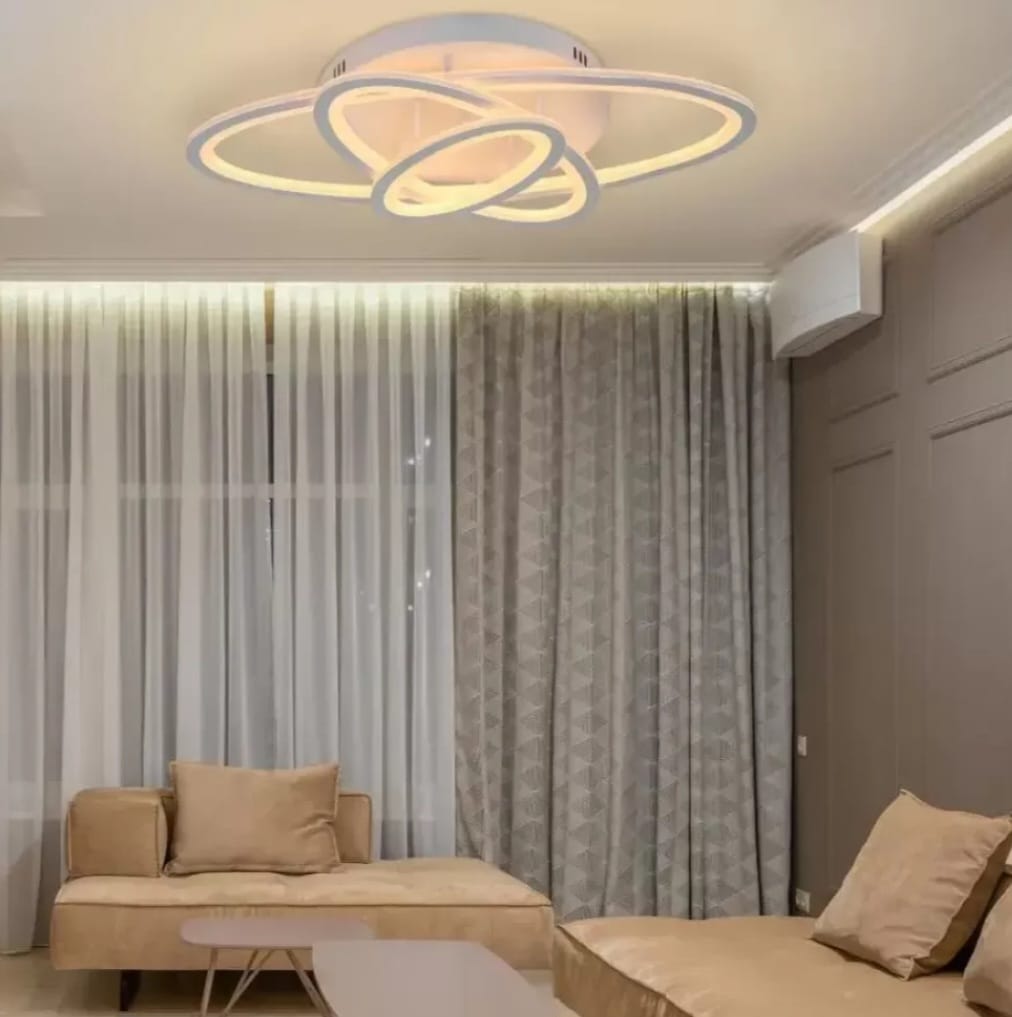 Lustra LED 19082/3WH alb cu design circular si telecomanda, luminand un living modern cu lumina reglabila 3000–6500K.