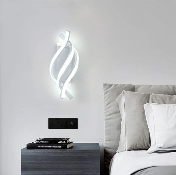 Aplica LED LUBAN Twist Alb 38W, design twist sculptural, montata in dormitor modern pentru lumina ambientala eleganta