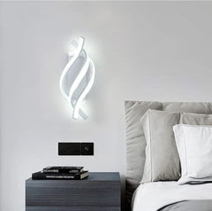 Aplica LED LUBAN Twist Alb 38W, design twist sculptural, montata in dormitor modern pentru lumina ambientala eleganta