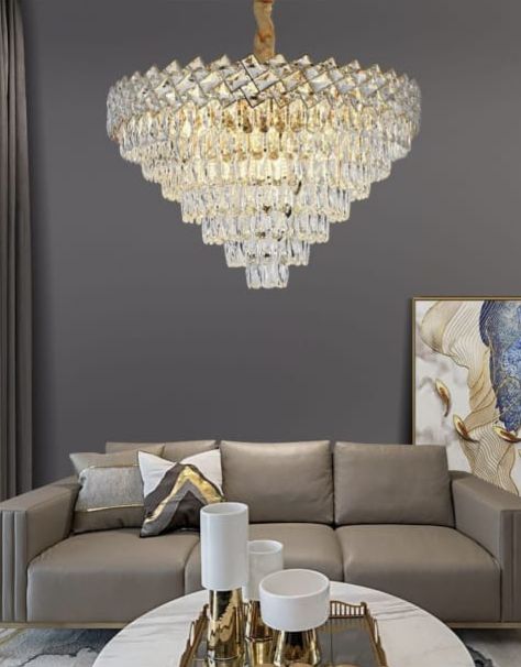 Candelabru rotund din cristal auriu Ø600 mm, cu 9 surse E27, montat central intr-un living mare cu efect regal