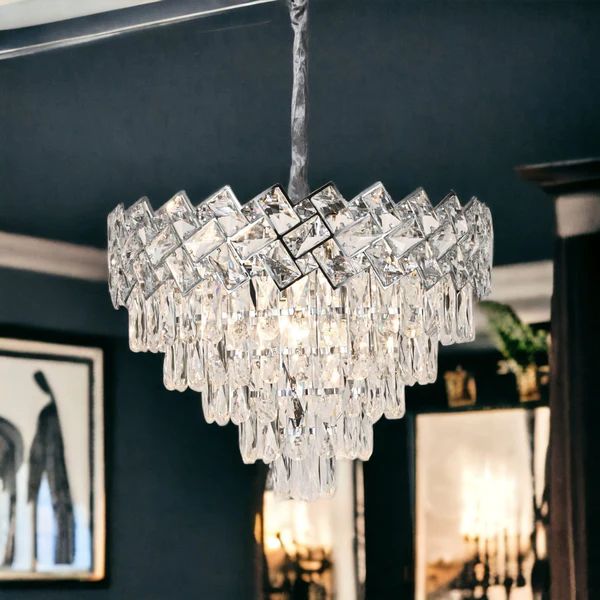 Candelabru rotund din cristal argintiu Ø500 mm, montat central intr-un living elegant cu iluminare intensa si reflexii luxoase