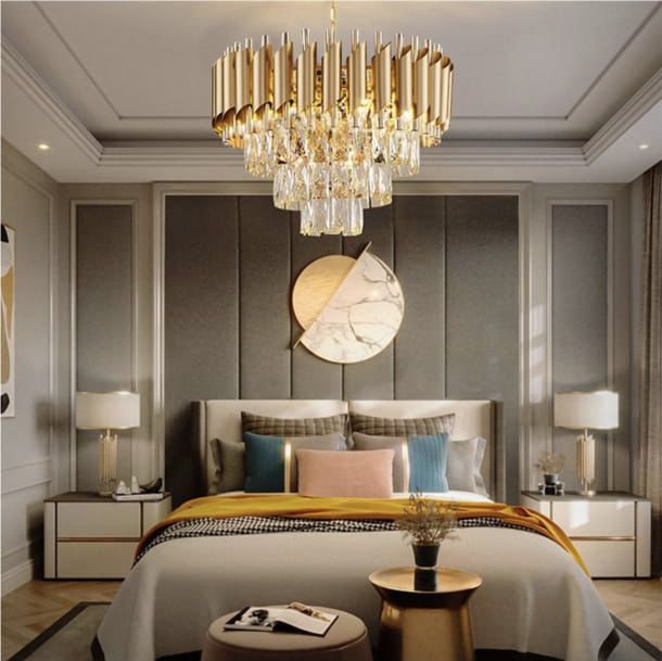 Candelabru rotund auriu 9001/300FG cu cristale lumineaza delicat dormitorul, oferind o atmosferă calda si accent glam.