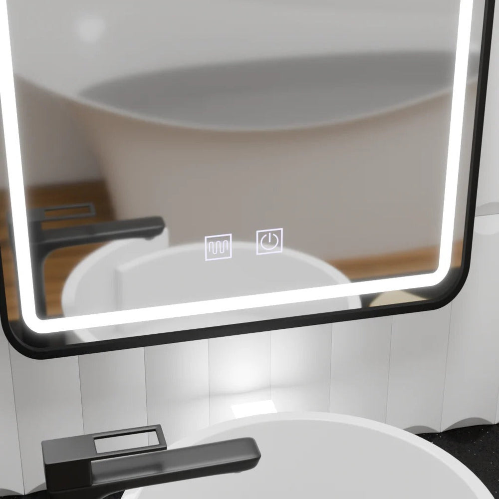 Oglinda LED dreptunghiulara 60x90 cm cu rama neagra subtire, control tactil si sistem de dezaburire pentru baie moderna.
