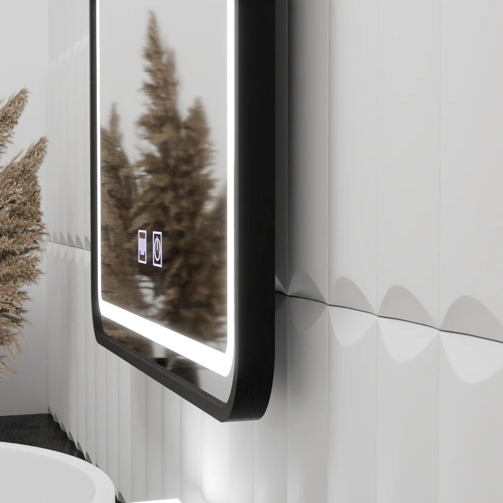 Oglinda LED dreptunghiulara 60x90 cm cu rama neagra subtire, control tactil si sistem de dezaburire pentru baie moderna.
