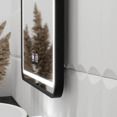 Oglinda LED dreptunghiulara 60x90 cm cu rama neagra subtire, control tactil si sistem de dezaburire pentru baie moderna.
