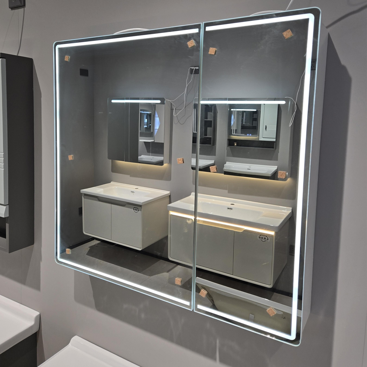 Dulap baie cu oglinda LED cu dezaburire 80x70 cm, gri modern, cu rafturi sticla securizata si iluminare clara 6000K.