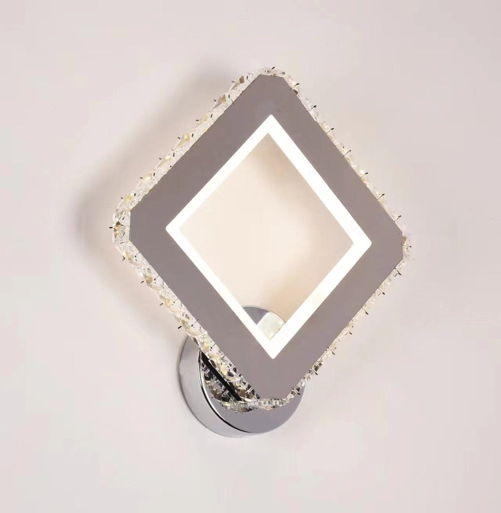 Aplica LED Diamond 34W, design romboidal alb, instalata pe un hol modern pentru lumina clara si rafinata
