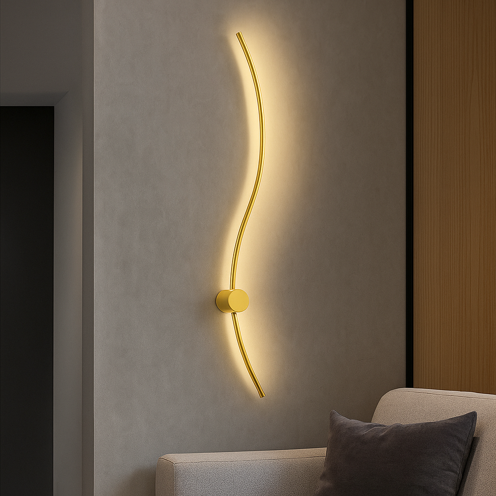 Aplica LED LUBAN Wave aurie design ondulat 38W montata pe perete in living modern de lux