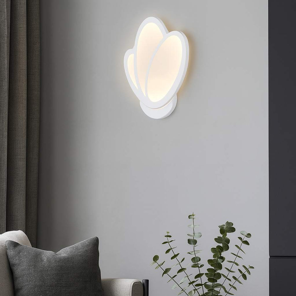 Aplica LED Flora 24W, forme florale organice, iluminand uniform un living contemporan cu accente naturale