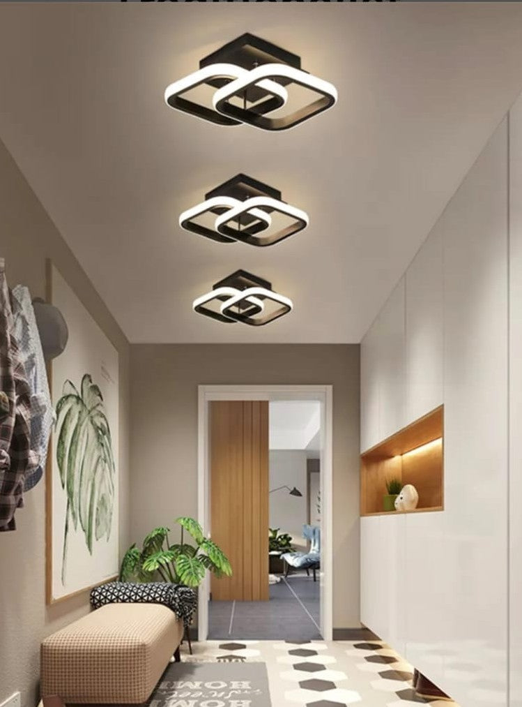 Lustra LED neagra cu doua patrate 36W, montata pe tavan in coridor modern, lumina reglabila 2800K–6500K, design geometric minimalist.