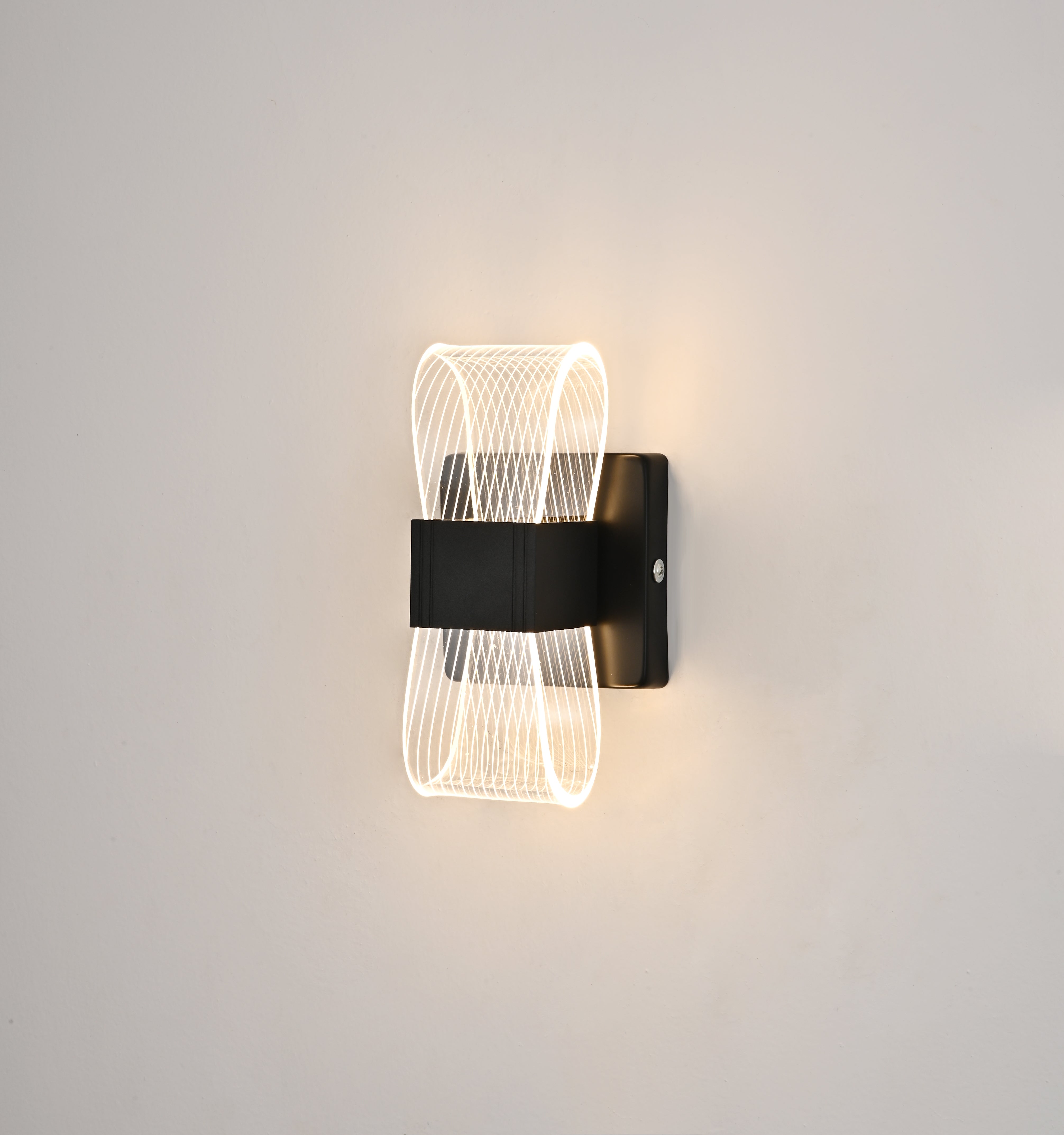 Aplica LED LUBAN Svelte 8W, design compact negru mat, amplasata pe hol pentru lumina uniforma si stil modern minimalist