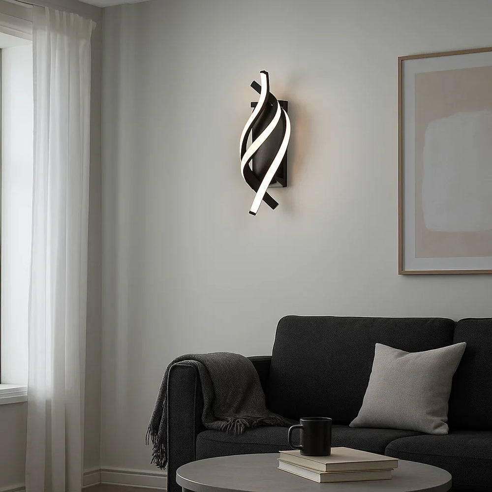 Aplica LED Twist Negru 38W, forme curbe dinamice, iluminand uniform un living contemporan cu accente artistice