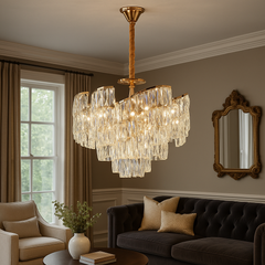 Candelabru rotund auriu Ø400 cu structura in cascada, amplasat in living elegant, iluminare uniforma si decorativa