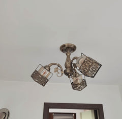 Candelabru vintage cu 3 brate din bronz antic ilumineaza un living clasic, adaugand lumina calda si un accent decorativ rafinat.